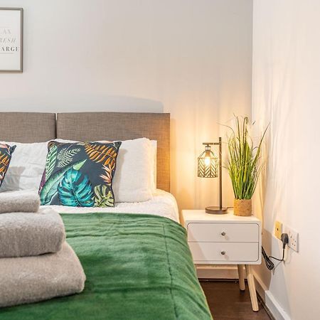 City Centre Flat Ideal For Contractors, Families & Relocators - Disable People Welcome - Free Parking, Fast Wifi, Smart Tv And 2 Bathrooms, 7Min Walk From Train Station! Coventry Exterior foto